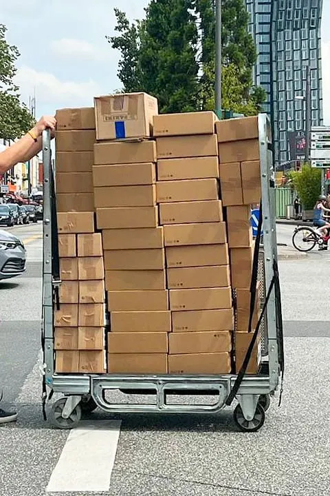 Löwenalbum-Versand – Container mit Album-Paketen